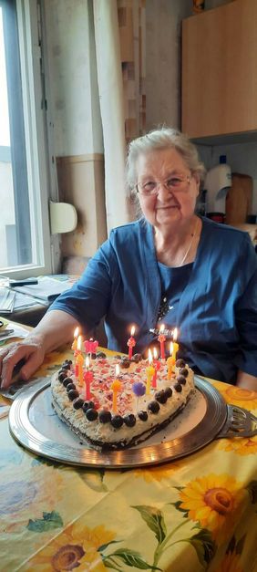Zu sehen ist Seniorin Edith Rühlicke mit einer Torte zu ihrem Geburtstag.